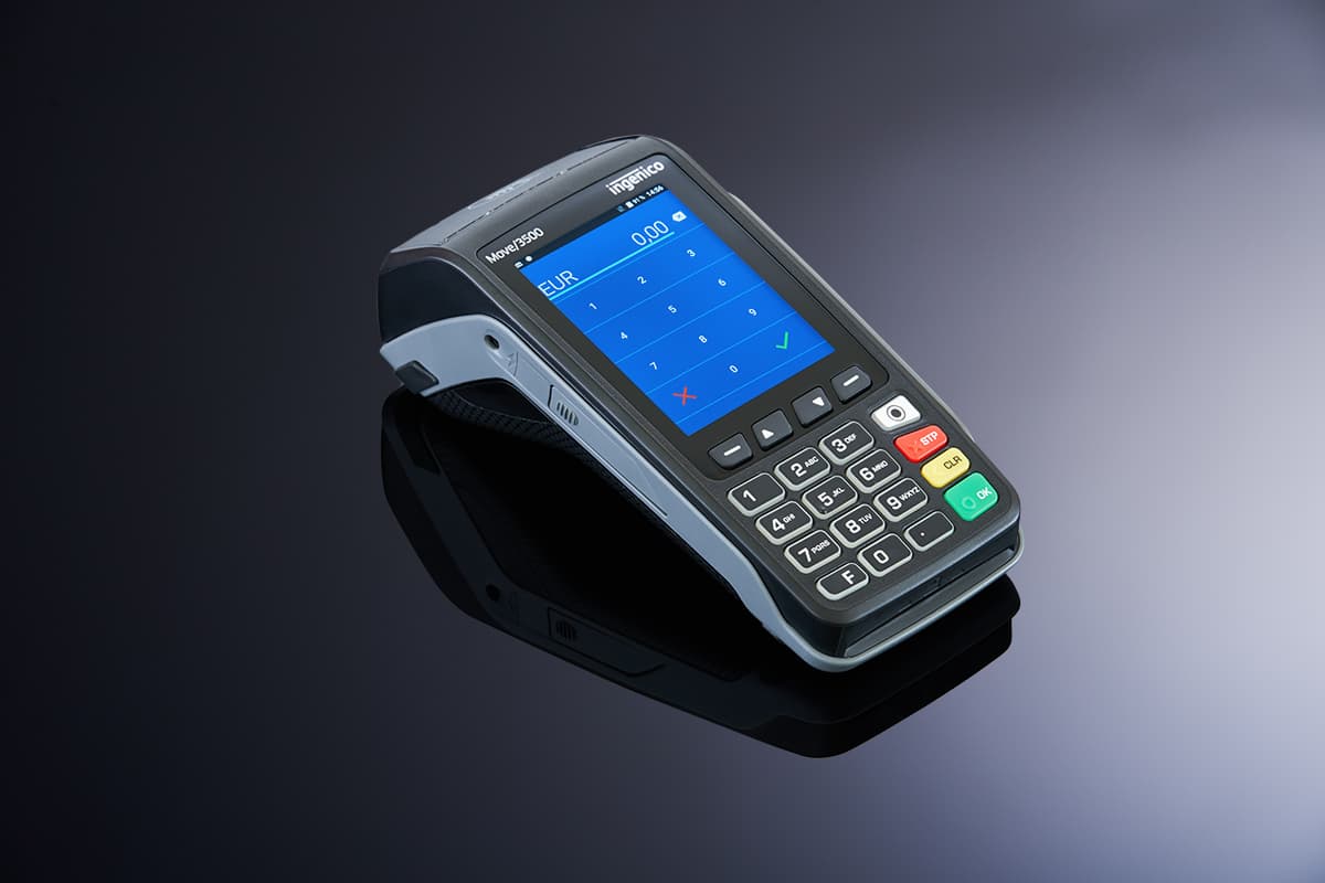 Mobiles Kartenterminal mit Tastenfeld und Display, auf dem der Betrag noch bei null steht.