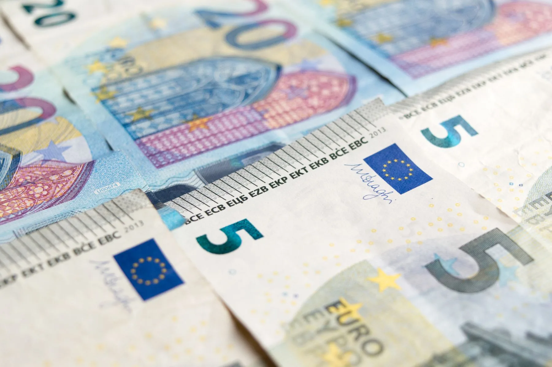 Nahaufnahme von 5-, 20- und 50-Euro-Banknoten, die nebeneinander liegen