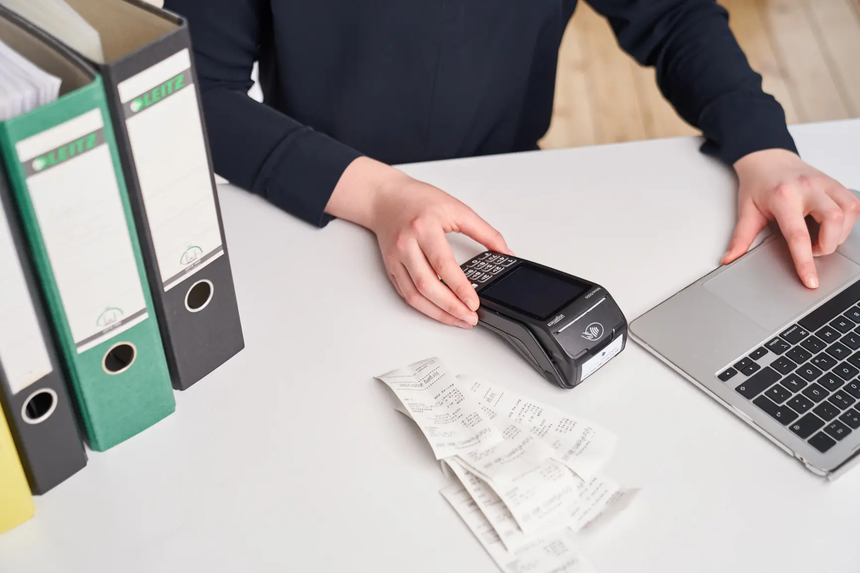 Kartenzahlung am Terminal, während Belege direkt am Laptop erfasst werden